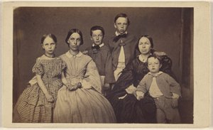 [Gruppenfamilienporträt, zwei Frauen und vier Kinder] von Unknown artist