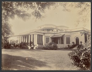 Gruppenporträt von drei Frauen und einem männlichen Diener, Indien