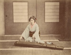 Japanische Frau spielt Koto von Unknown artist
