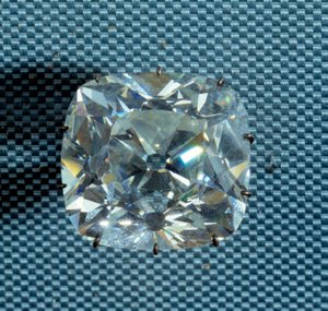 Juwel: Diamant bekannt als Le Regent, erworben von Thomas Pitt, Gouverneur von Madras Fort im Jahr 1702, gekauft von Pitt durch den Regenten Philipp II. Herzog von Orleans (1674-1723) im Jahr 1717. Paris, Louvre Museum von Unknown artist