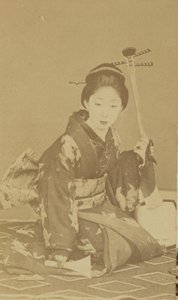 Kniende japanische Frau