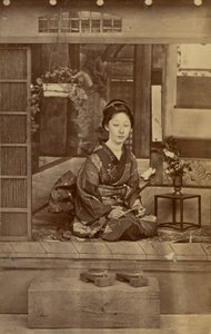 [Kniende japanische Frau]
