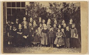 Große Gruppe von Schulkindern mit Lehrern, alle stehend