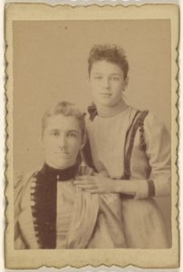 [Mutter sitzend, Tochter stehend] von Unknown artist