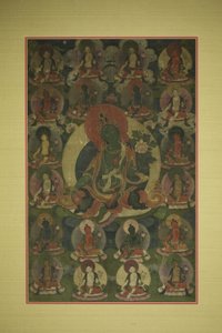 Gemaltes Banner (Thangka) von Grüner Tara umgeben von zwanzig Manifestationen