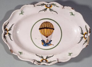 Teller aus Fayence mit Darstellung eines Ballonaufstiegs