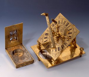 Wissenschaftliche Instrumente: Sonnenuhren des 16. Jahrhunderts (links) und des 17. Jahrhunderts. Private Sammlung