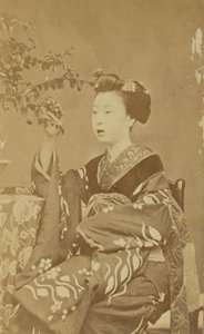 Sitzende japanische Frau