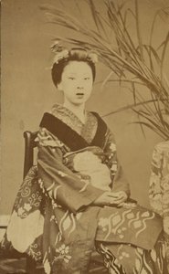 Sitzende japanische Frau