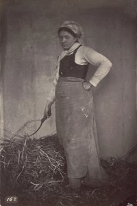 Stehende Frau mit Sense