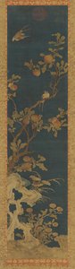 Wandteppich: Vögel, Pfirsichbaum, Felsen und Blumen auf blauem Grund von Unknown artist