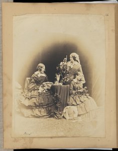 Drei Frauen mit Blumen