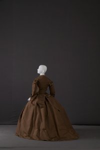 Aussteuerkleid (schräge Rückansicht) von Unknown artist
