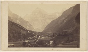 [Unidentifiziertes Tal mit Berg im Hintergrund]