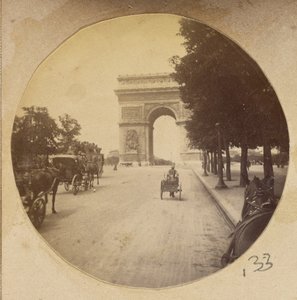 [Blick auf den Arc de Triomphe, Paris, Frankreich, mit Kutschen auf der Straße]