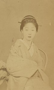 Sitzende japanische Frau