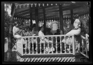 Familie Simberg beim Kaffee im Pavillon der Weißen Villa