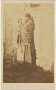 [Unbekannte Frau mit Schal, ein Baby haltend]