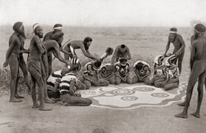Eine totemische Zeremonie des Warramunga-Stammes, Australien