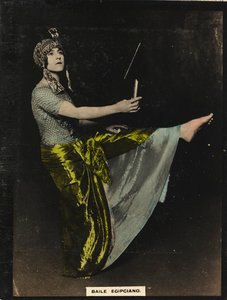 Eine junge Frau in orientalischen Kostümen führt einen ägyptischen Tanz auf von Unknown photographer
