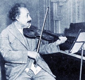 Albert Einstein spielt Geige (s/w Foto)