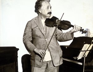 Albert Einstein spielt Geige, ca. 1932 (s/w Foto)