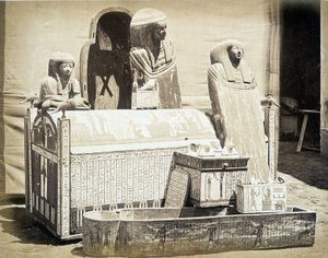Archäologische Statuen in Ägypten gefunden - in „Fotoalbum des ersten Museums von Kairo“ gegründet von Auguste Mariette Bey