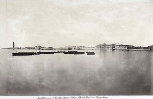 Boote in der Mitte des Meeres mit einem Teil der Stadt Alexandria im Hintergrund, Ägypten