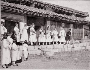 Bogenschützen im alten Palast von Seoul, Korea, Ende des 19. Jahrhunderts von Unknown photographer