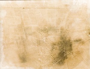 Britische Luftaufklärungsfotos, die die Positionen der Schützengräben an der Westfront während des Ersten Weltkriegs aufzeichnen