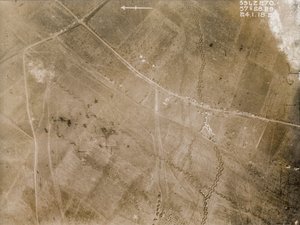 Britische Luftaufklärungsfotos, die die Positionen der Schützengräben an der Westfront während des Ersten Weltkriegs aufzeichnen
