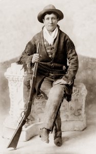 Calamity Jane mit ihrem Gewehr: Vintage-Fotografie der berüchtigten Grenzfigur Calamity Jane (Martha Jane Cannary, ca. 1850) von Unknown photographer