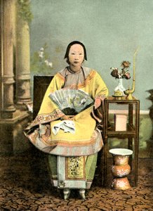 Chinesische Dame mit gebundenen Füßen, frühes 20. Jahrhundert (Postkarte)