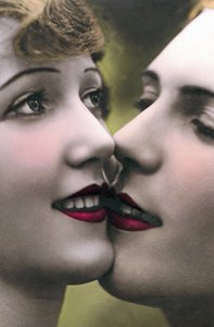 Nahaufnahme von Gesichtern von Frauen, die sich auf die Lippen küssen
