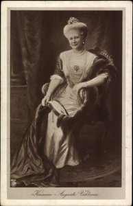 Kaiserin Auguste Viktoria mit Krone und Pelz