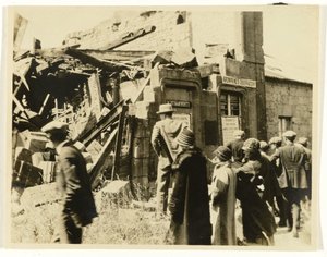 Gruppe amerikanischer Touristen an den Ruinen des Kronprinz-Observatoriums in oder bei Montfaucon, Frankreich