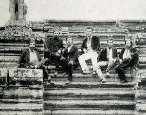 Gruppenporträt der Mitglieder der Mekong-Expedition 1866-1868 (Garnier, Doudart de Lagrée) auf den Stufen von Angkor Wat