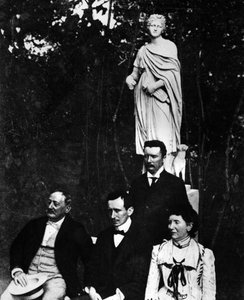 Guglielmo Marconi (1874-1937), italienischer Physiker und Erfinder mit seinen Eltern und Bruder Alfonso in Pontecchio im Jahr 1897.