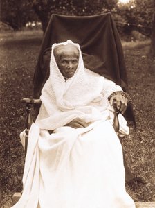 Harriet Tubman, Ganzkörperporträt, sitzend auf einem Stuhl, frontal, wahrscheinlich in ihrem Haus in Auburn, New York