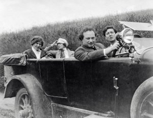 Helene Berg, Alma Mahler, Franz Werfel und Alban Berg im Auto fotografiert