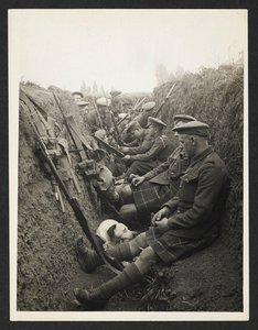 Highland-Territoriale in einem Graben [La Gorgue, Frankreich]. 5. August 1915. von Unknown photographer