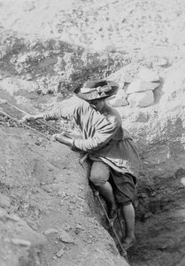 Hilda Petrie (geb. Urlin) steigt mit einer Strickleiter in einen Grabshaft hinab, möglicherweise in Denderah