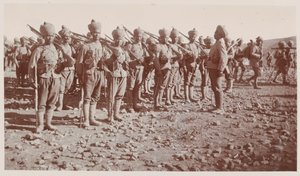 Indische Armeesoldaten bei der Parade während der Operationen in Waziristan von Unknown photographer