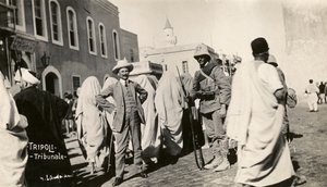 Italo-Türkischer Krieg, Tripolitanien, Menschen und Soldaten vor dem Gericht von Unknown photographer