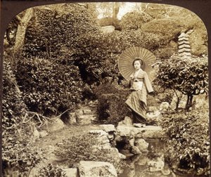 Japanischer Kimono-Schirm in einem Garten - Fotografie, späte 19. Jahrhundert