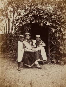 "Der Schwarzwald - Studien, Eindrücke & Reisen am Rhein": Porträt einer Frau mit zwei Kindern in traditioneller Tracht des Schwarzwaldes von Unknown photographer