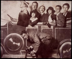Max Morise, Simone Breton, Paul Eluard, Joseph Delteil, Gala Desnos, Andre Breton und Max Ernst (auf dem Fahrrad) auf der Foire de Montmartre
