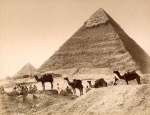 Männer und Kamele vor der Pyramide von Chefren