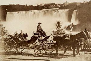 Männer in einer Kutsche, die in der Nähe eines Wasserfalls angehalten haben
