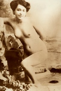 Nacktporträt einer jungen Frau, die aus einer Wanne steigt von Unknown photographer